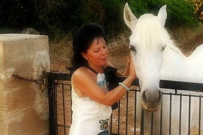 Brigitte mit einem Schimmel auf Predio Son Serra