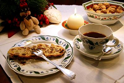 Dresdener Christstollen mit Porzellan aus Meissen