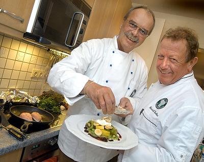 Der Obstsalat wird dekoriert