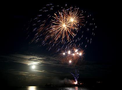 Feuerwerk bei Vollmond 