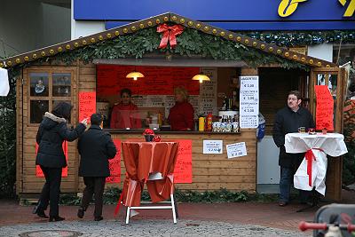 Glühwein und Bratwurststand auf der Hochstr.