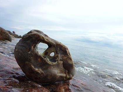 Hühnergott am Ostseestrand