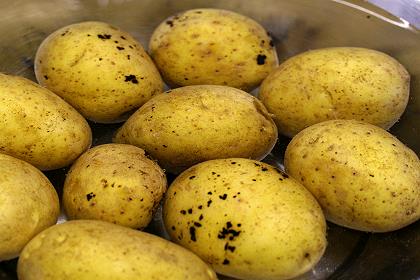 Kartoffeln in Wasser