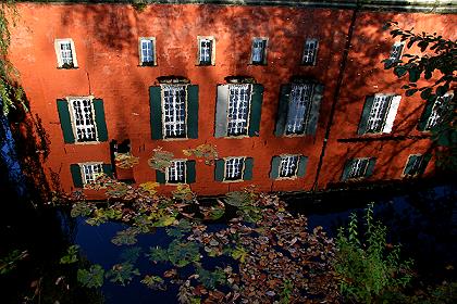 herbstliche Spiegelung der Wasserburg