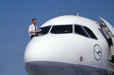 Pilot beim Scheibenreinigen; Photo Lufthnasa/Werner Krüger