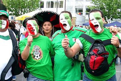 farbenfrohe Fans