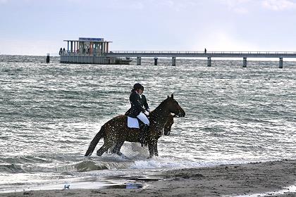 Reiterinnen an der Ostsee