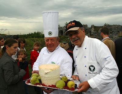 Heinrich und Lucki präsentieren die Eisbomben