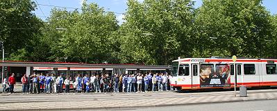 Fans warten auf die Bahn