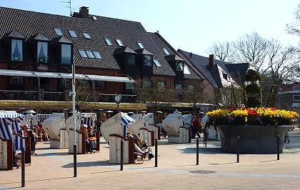 Strandkörbe vor dem Rathaus