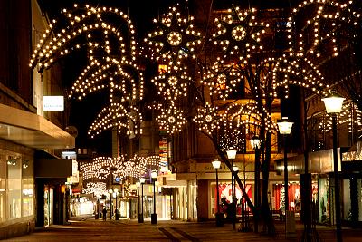 Die weihnachtlich beleuchtete Hochstraße in Buer 