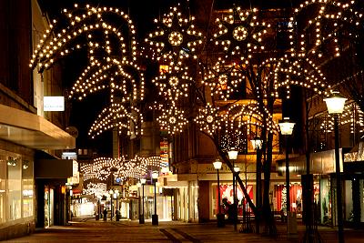 Die weihnachtlich beleuchtete Hochstraße in Buer